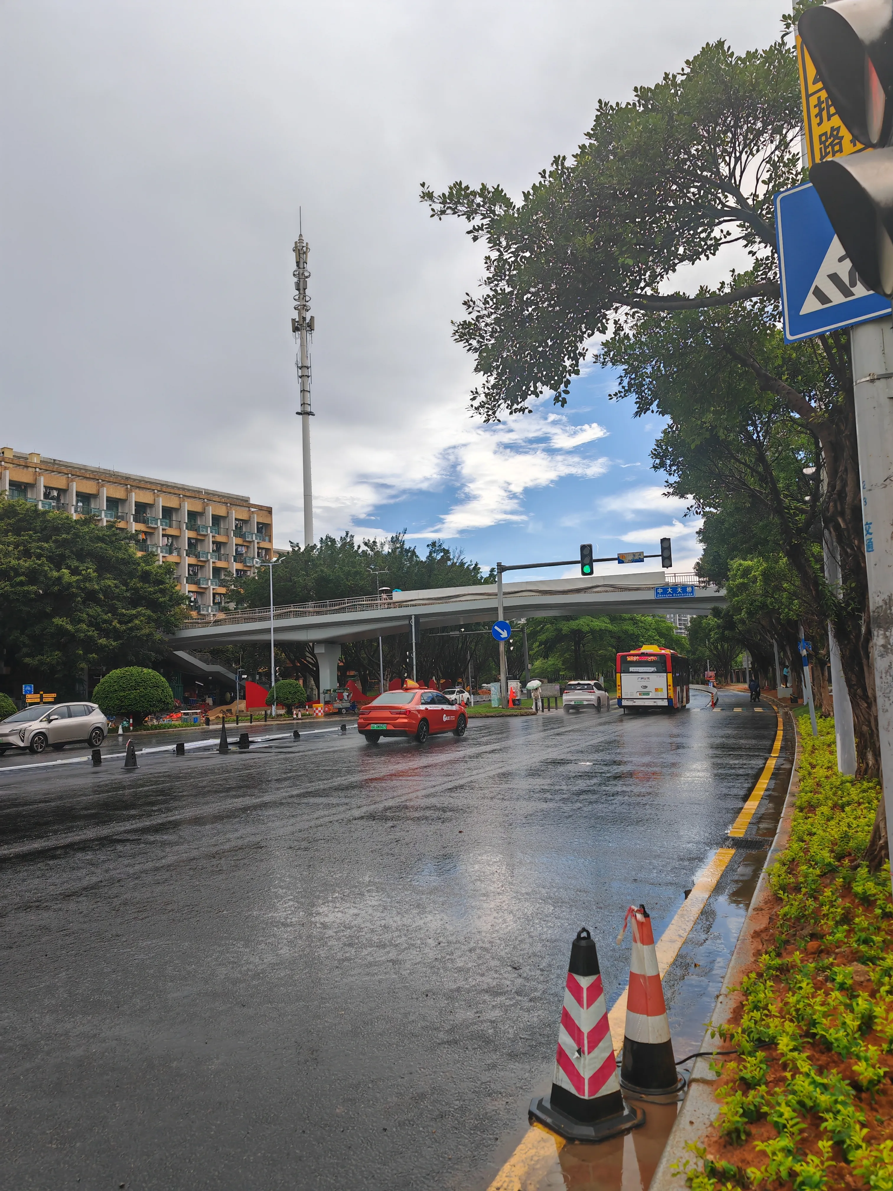 雨后街道与放晴的天空